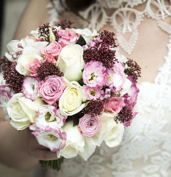 Līgavas pušķis no rozā un baltiem ziediem