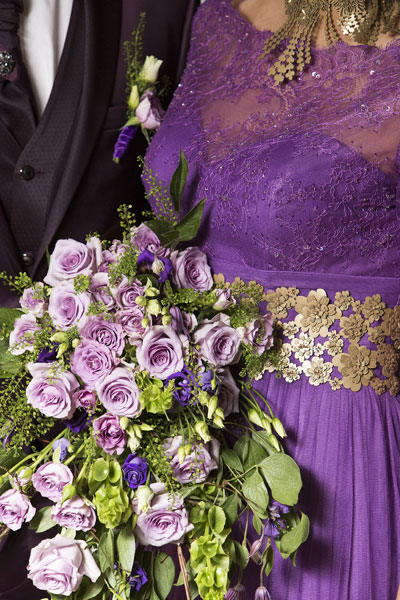 Violetu ziedu līgavas pušķis ar rozēm