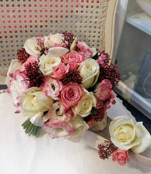 Līgavas pušķis un līgavaiņa piespraude ar rozēm