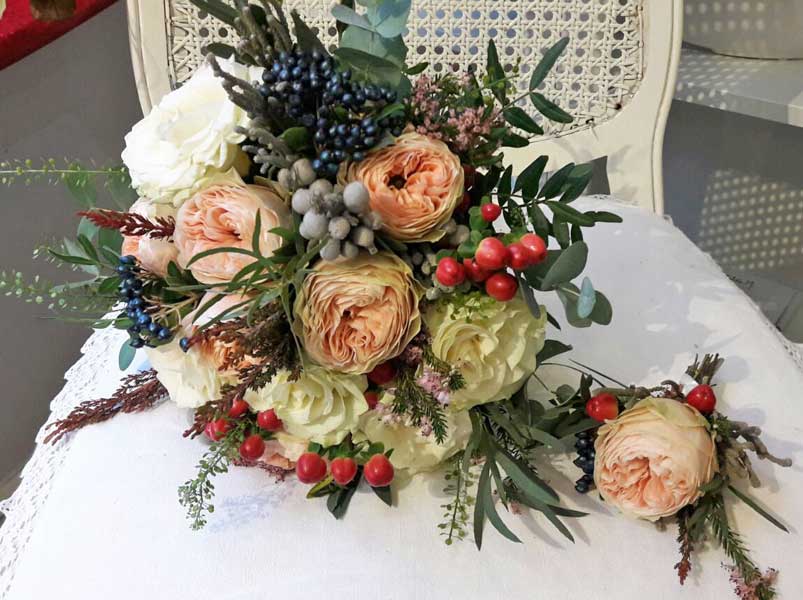 Ziedi līgavai un līgavaiņa piespraude ar rozēm
