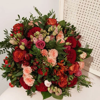 Букет цветов из роз, лизантуса и альстромерий