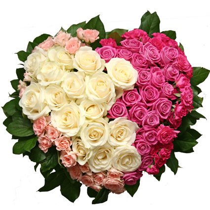 Rožu pušķis sirds formā no baltām un rozā rozēm