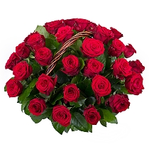 Sarkanu rožu kompozīcija