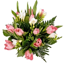 Ziedi: Rozā tulpes un baltas frēzijas. Ziedu piegāde Rīgā