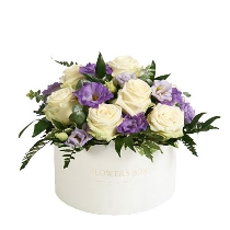Розы и лизантусы в цветочной коробке