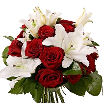 Ziedi: Kvēli sarkanas rozes un samtaini baltas lillijas